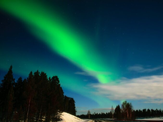 Северное сияние в России зимой можно наблюдать и в Карелии