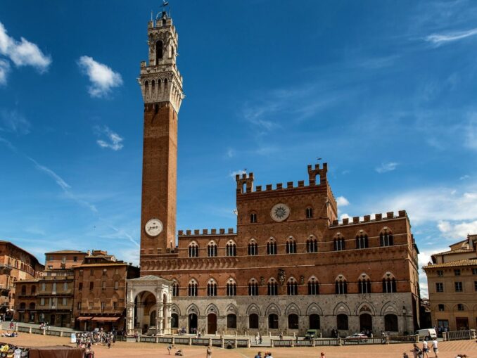 Палаццо Публико в Сиене можно посетить с экскурсией