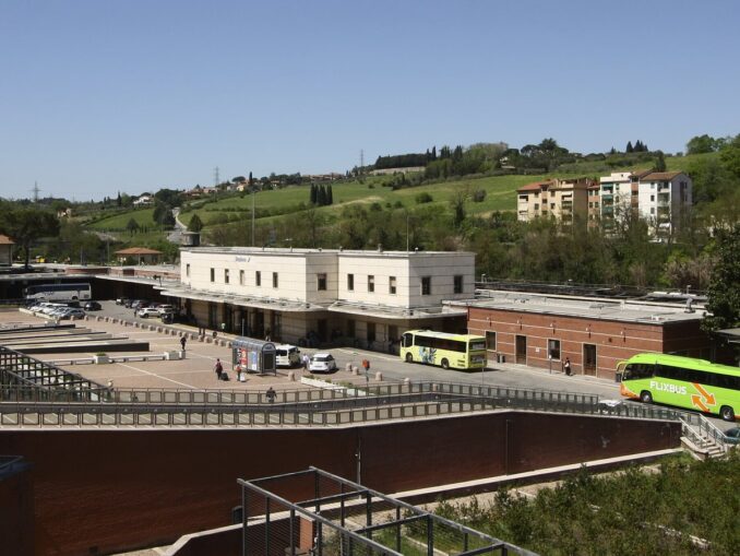 Привокзальная площадь - добраться до Сиены проще всего на поезде из Флоренции