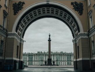 Дворцовая площадь в Санкт-Петербурге находится напротив Зимнего дворца