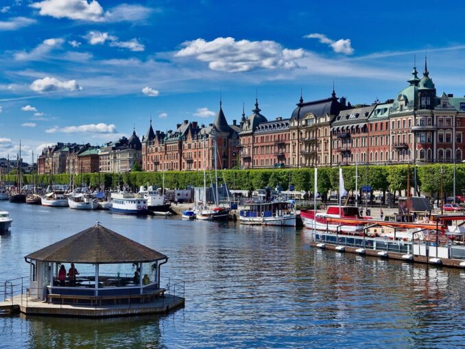 В Стокгольме нужно погулять по набережной Страндвеген, фото @MemoryCatcher/Pixabay.com