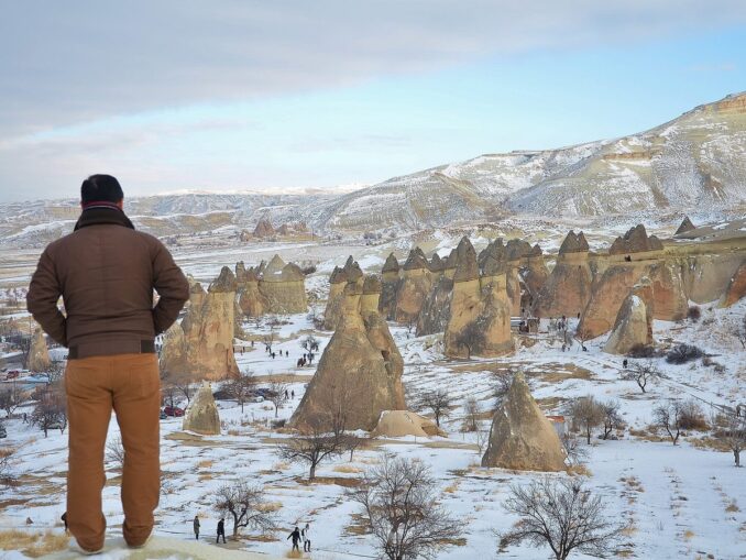 Долина в снегу - в Каппадокию в Турцию в декабре можно съездить за небольшие деньги