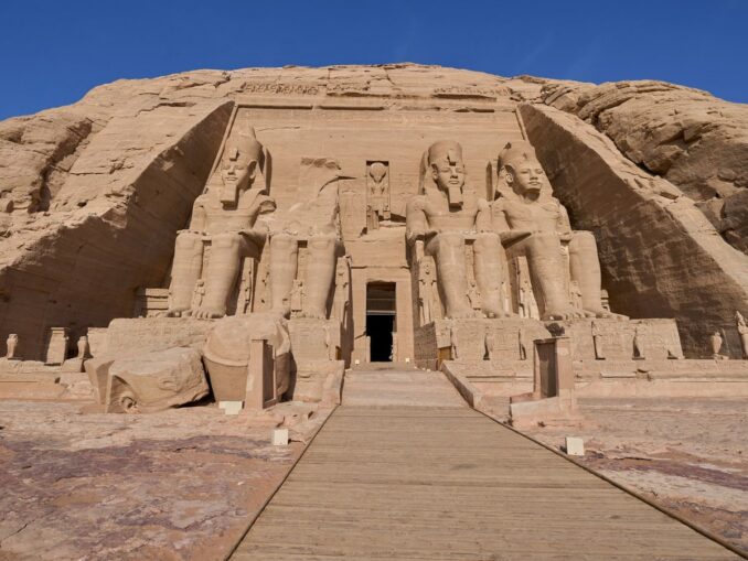 Храмы Абу-Симбел турист должен обязательно увидеть в Египте