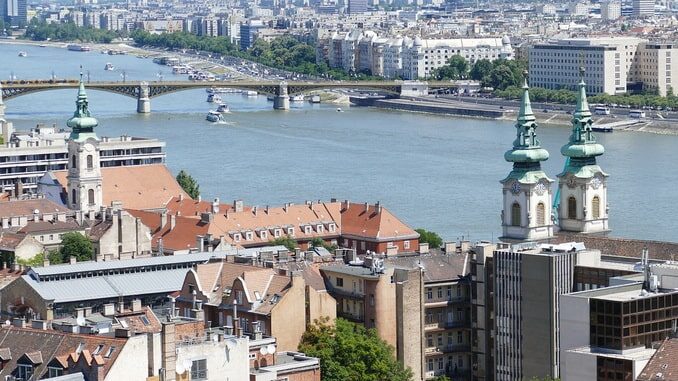 Вид на Дунай и Пешт, Венгрия Что привезти из Венгрии кроме фото