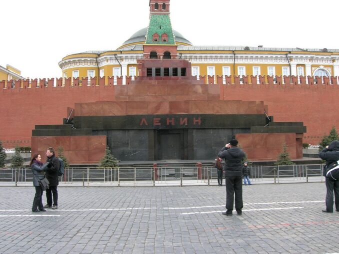 Туристы на Красной площади в Москве в ноябре
