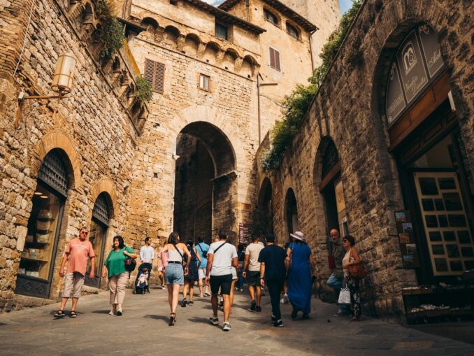 Via San Giovanni - главную туристическую улицу Сан-Джиминьяно не миновать