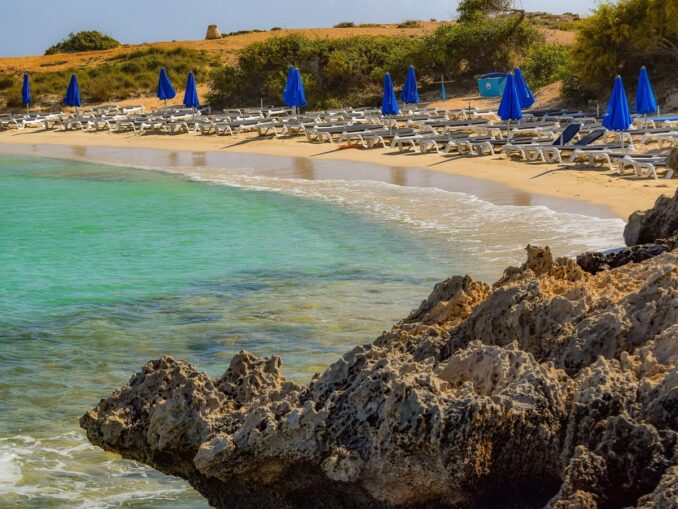 Пляж на Кипре в октябре В октябре на Кипре можно отдыхать на море и купаться