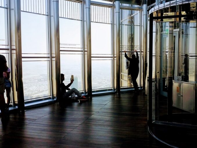 Смотровая площадка в небоскребе Бурдж-Халифа в Дубае, фото @lesjbohlen/Pixabay В Дубае нужно сходить на одну из обзорных площадок Бурдж-Халифы, самого высокого здания в мире