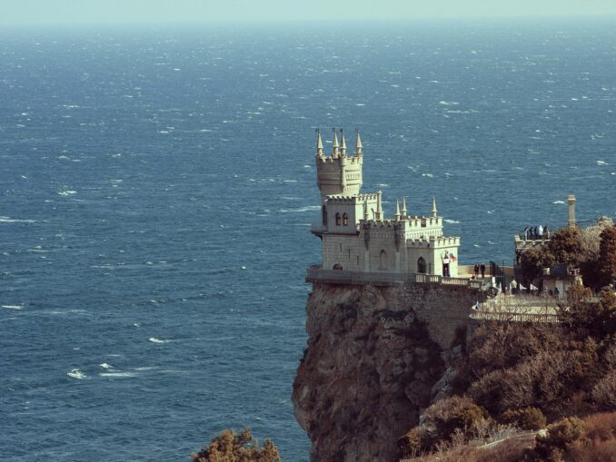 В новогодние каникулы в Крыму можно посетить Ласточкино гнездо