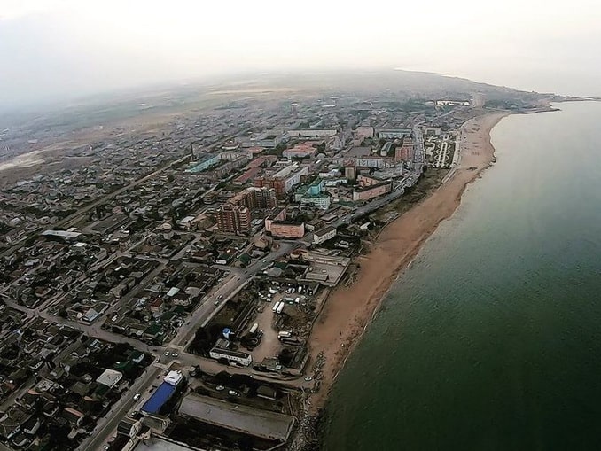 На побережье Каспийского моря в Дагестане в декабре бывает промозгло и сыро 