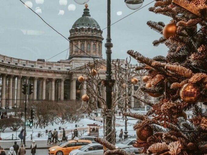 Вид на Казанский собор - в Санкт-Петербург зимой нужно одеваться потеплее