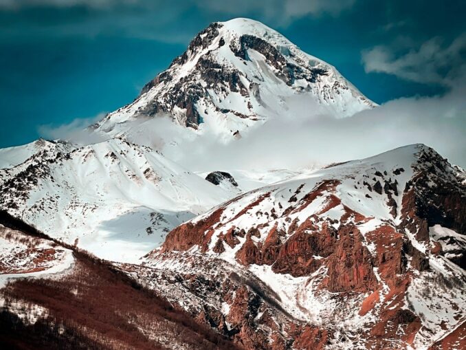 В горах Грузии зимой нужно одеваться очень тепло