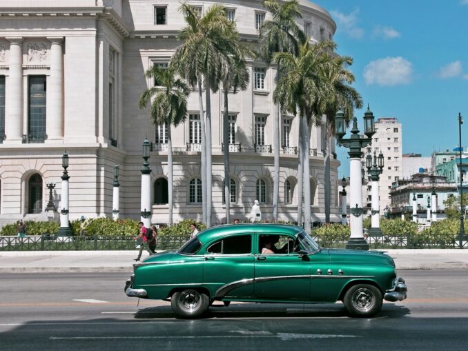 Oldtaymer against the background of Havana, photo Unsplash.com/@hyunwon jang Old Timer - In November in Cuba, you must definitely go to look at Havana