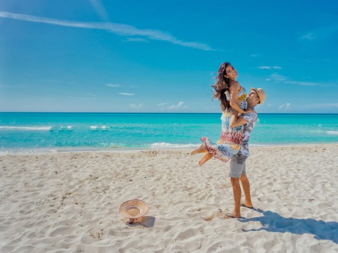 Cuba, Sea, Beach, Photo Unsplash.com/@arlet Padrón Benítez Tourists and the sea in a cube - you can also have a good rest in the fall