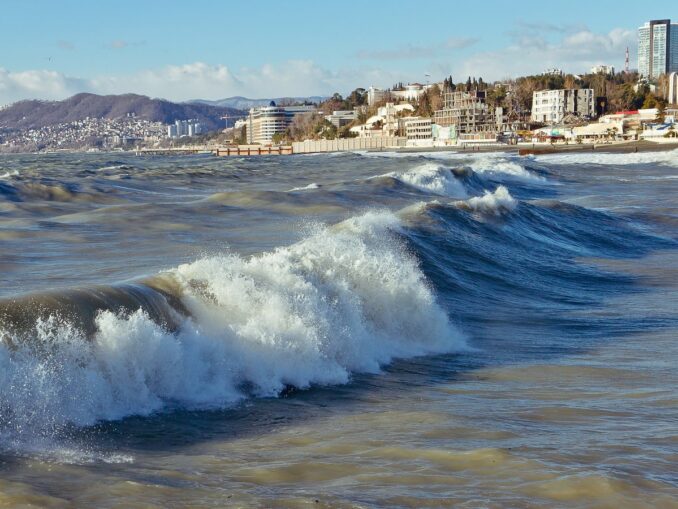 Черное море в Сочи в декабре, фото @InessaTokmina/Pixabay.com В декабре в России можно неплохо отдохнуть на море в Сочи, фото @InessaTokmina/Pixabay.com