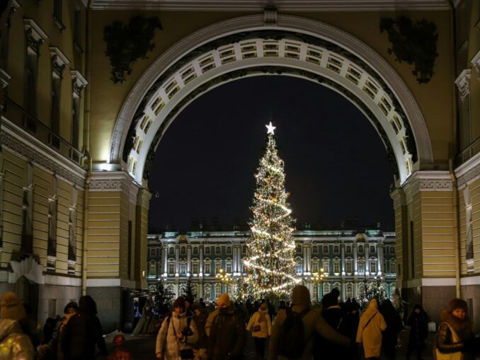 Санкт-Петербург на Новый год, фото unsplash.com/@Namzhil Chimitov Дворцовая площадь - Санкт-Петербурга - одно из лучших мест в России, куда можно поехать на Новый год