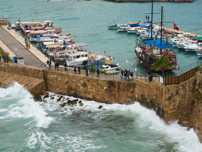 Antalya is quite warm in December, photo @Engin_Akyurt/Pixabay.com In Antalya in December you need to wear demi-season waterproof clothing