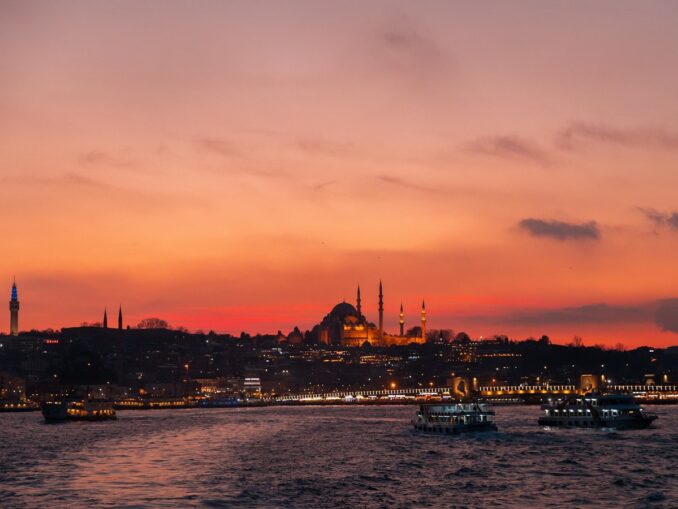 Для водных прогулок по Босфору зимой нужно одеваться в плотную одежду