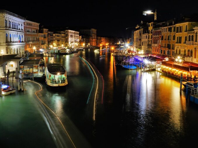 Вечерний Гранд-канал и вапоретто 
