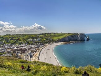 В Нормандии нужно увидеть скалы Этрета