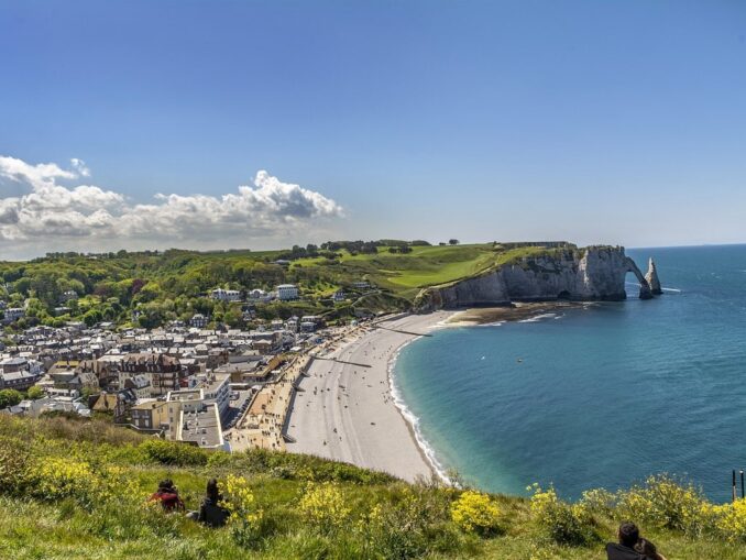 В Нормандии нужно увидеть скалы Этрета