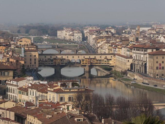 The air temperature in Florence in December can rise to +15 degrees Celsius