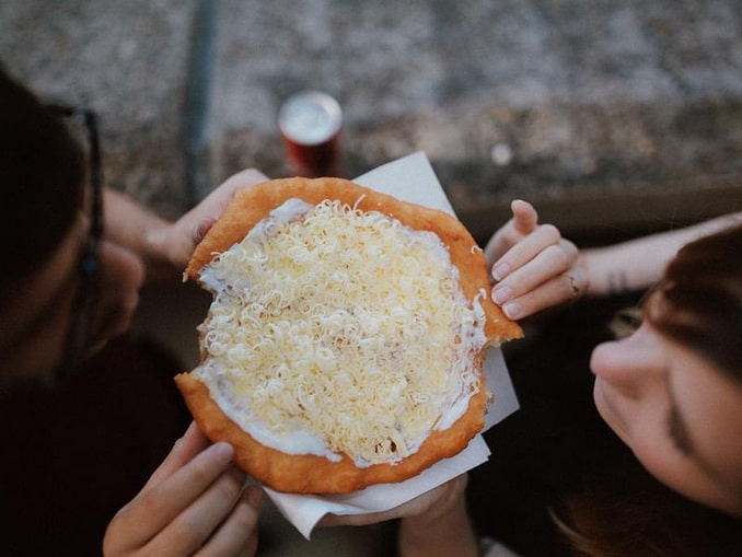 В Венгрии стоит попробовать местный стрит-фуд: лангош, хурку и кюртошкалач