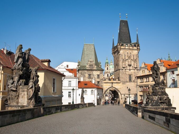 Карлов мост в Праге не пропустит ни один турист