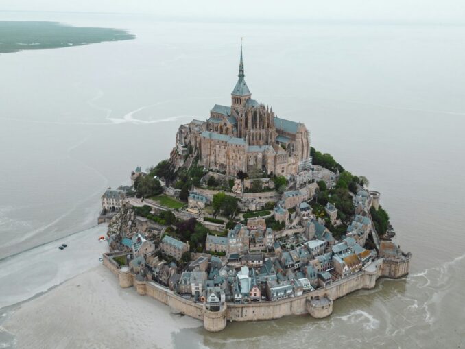 Монастырь Мон-Сен-Мишель на фоне высокого прилива