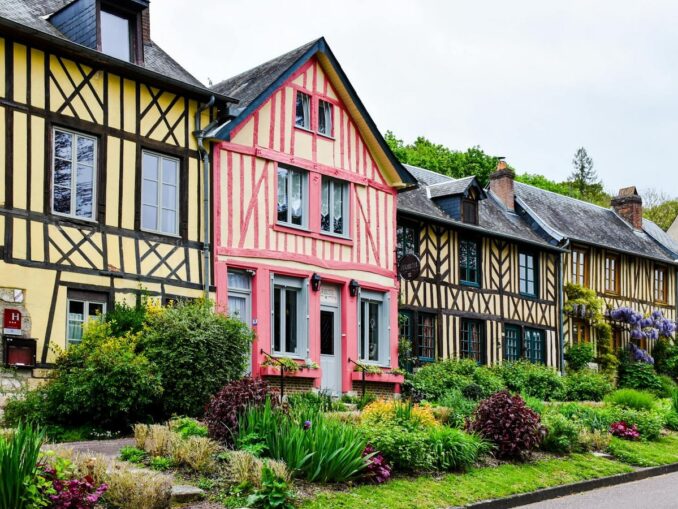 В деревушке Лион-ла-Форе в Нормандии обязательно нужно съездить