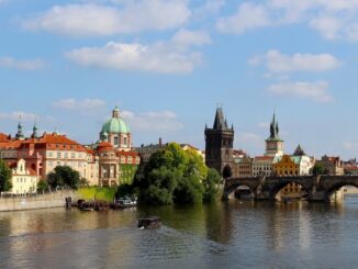 Карлов мост - первое, куда нужно сходить в Праге туристу