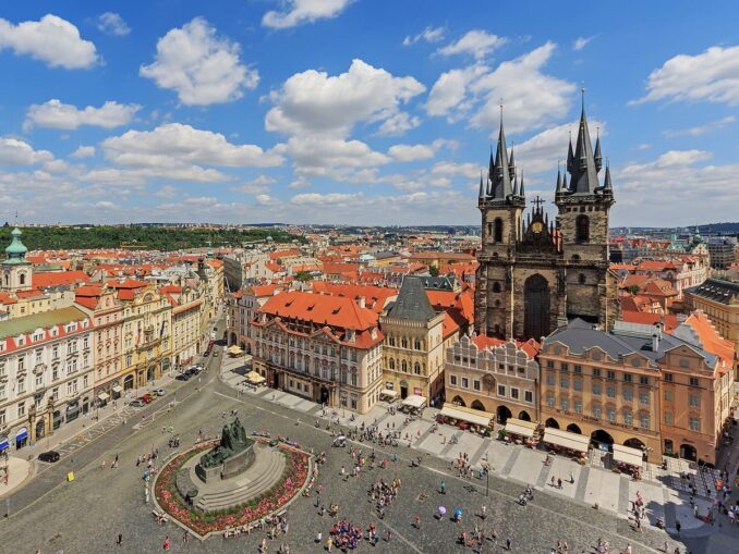 В Праге в первую очередь стоит посетить Староместскую площадь 