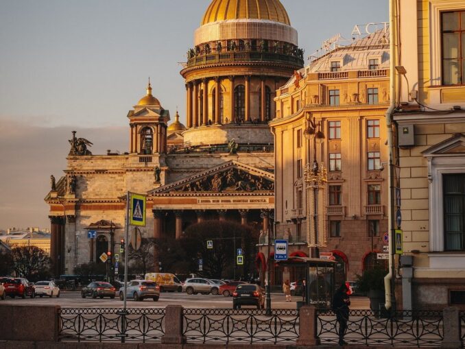 В марте в Санкт-Петербурге ходят в теплой одежде
