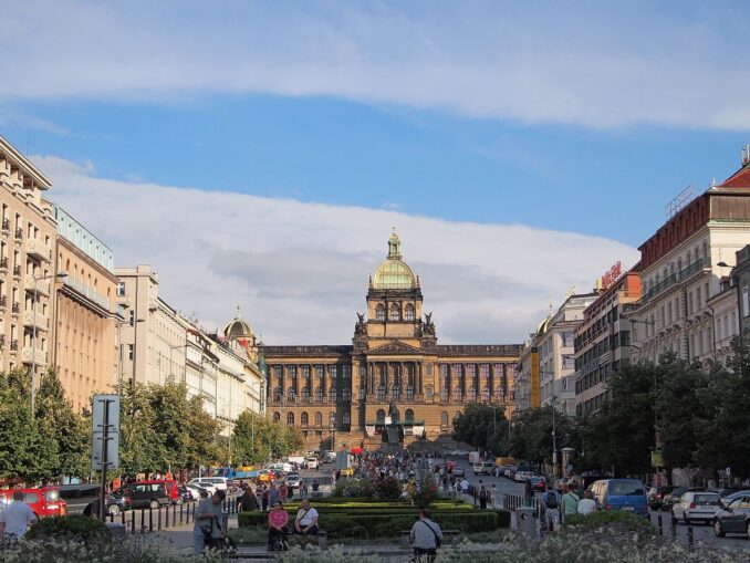 Вацлавская площадь и Национальный музей - одни из главных достопримечательностей столицы Чехии