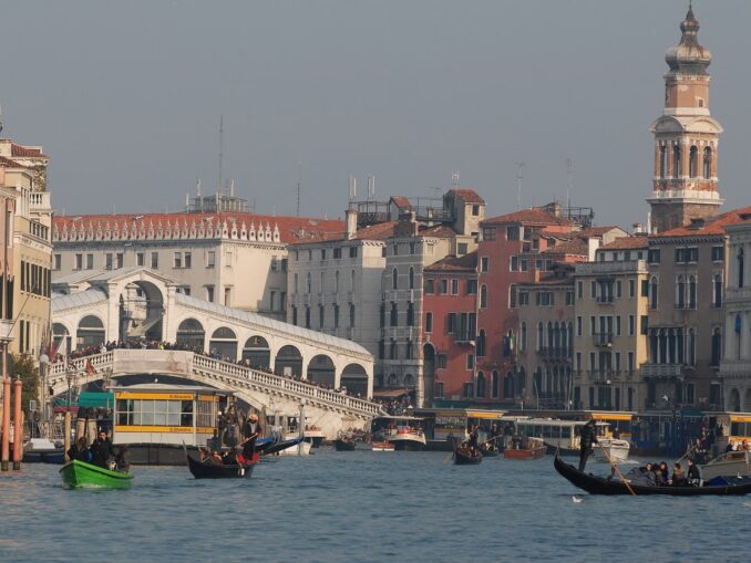 Гранд-канал в Венеции зимой