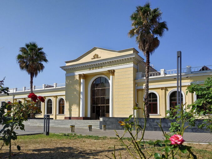 В Адлере в России можно отдохнуть в апреле на море