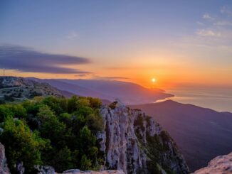 Закат - в Крым в августе стоит поехать загорать и купаться