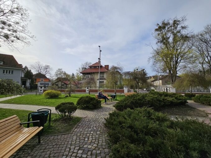 В Калининград в апреле тепло и ходят в легкой одежде