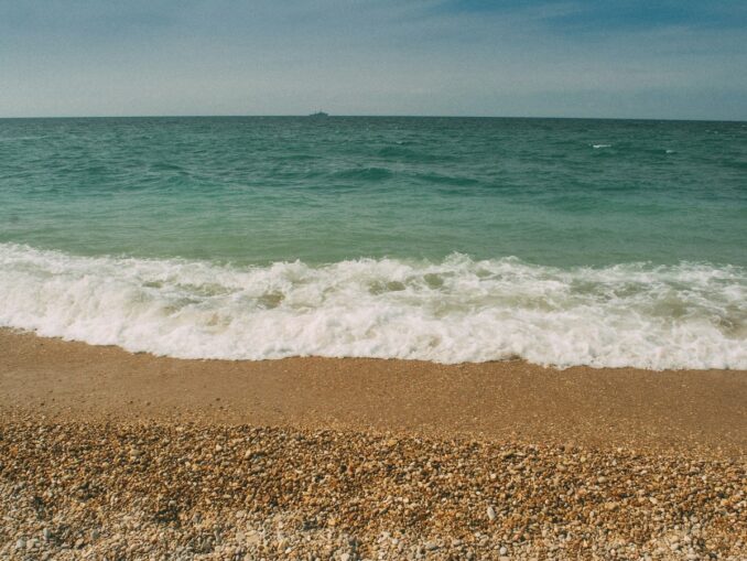 В Крыму летом можно поехать с ребенком на "Золотой пляже" неподалеку от Феодосии