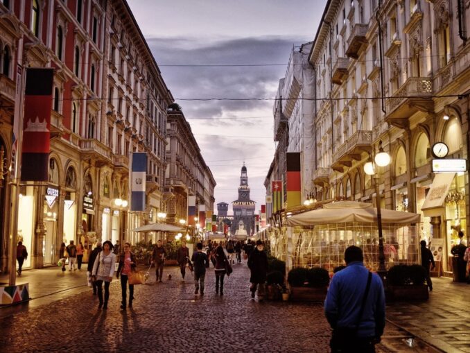 Торговая улица - в Милане можно заняться шоппингом