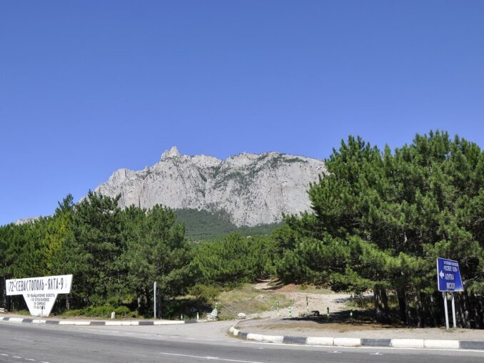 Начало тропы на Ай-Петри у поворота на Кореиз