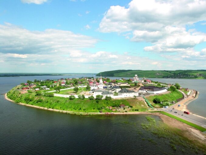 It is worth going to the city of Sviyazhsk in the summer