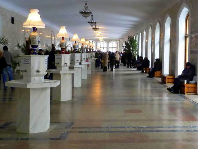 В Кисловодске нельзя не посетить Нарзанную галерею