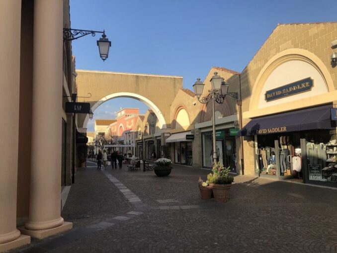 Посещать аутлеты во время распродаж в Италии лучше в будни