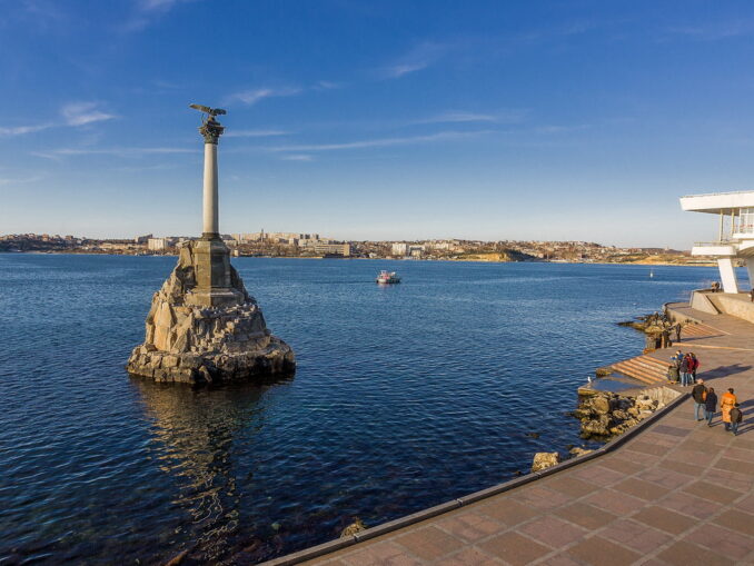 В Севастополе нужно посмотреть "Памятник затопленным кораблям"