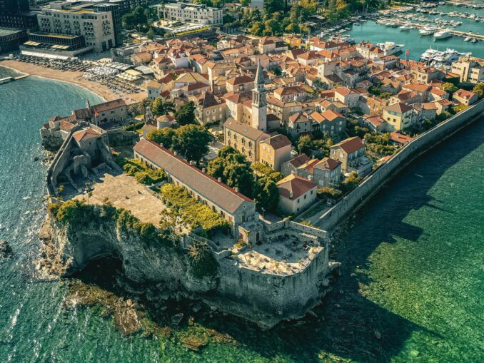 Старый город в Будве в Черногории хочет посетить каждый первый турист