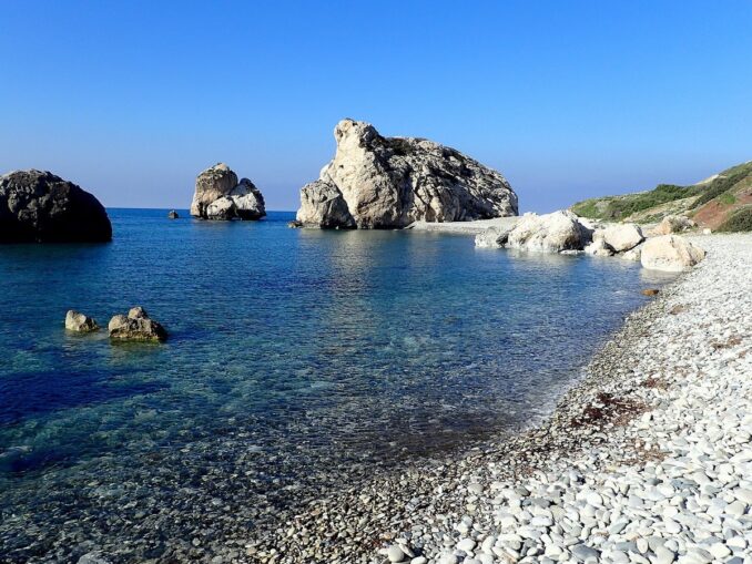 Можно ли на Кипре в марте купаться в море