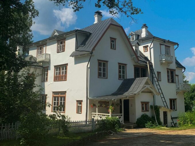 В усадьбу Поленово в Тульской области можно съездить на машине