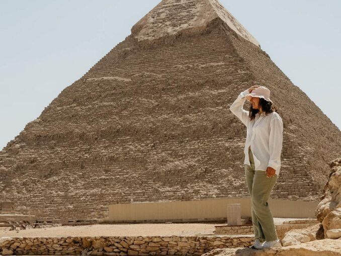 Girl at the pyramid in Egypt, photo @Cansu Hangül/pexels.com From Sharm el-Sheikh in December it is worth going to see the pyramids in Giza