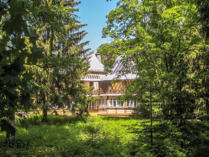 Усадьбу «Пенаты» в Репино нужно посетить рядом с Санкт-Петербургом